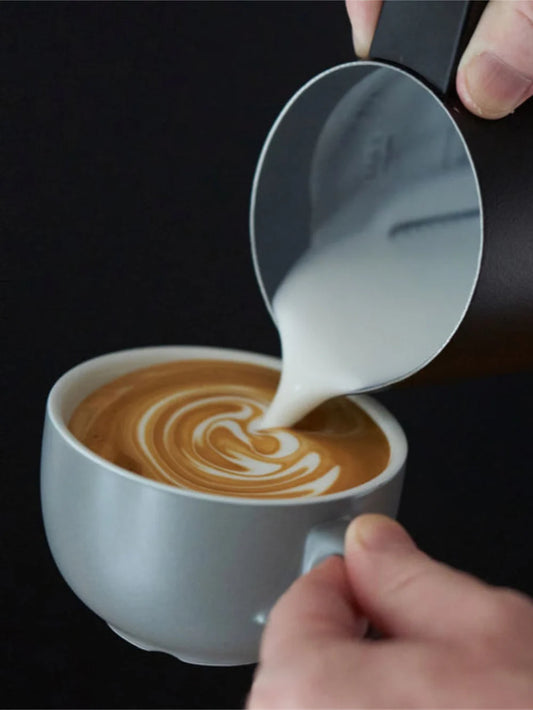 SUBMINIMAL Nanofoamer PRO pouring a latte